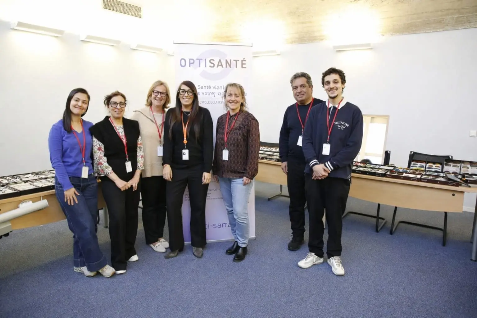 equipe-optisante-kakemono - Optisanté L’équipe Optisanté réunie devant son kakémono lors d’une journée en entreprise