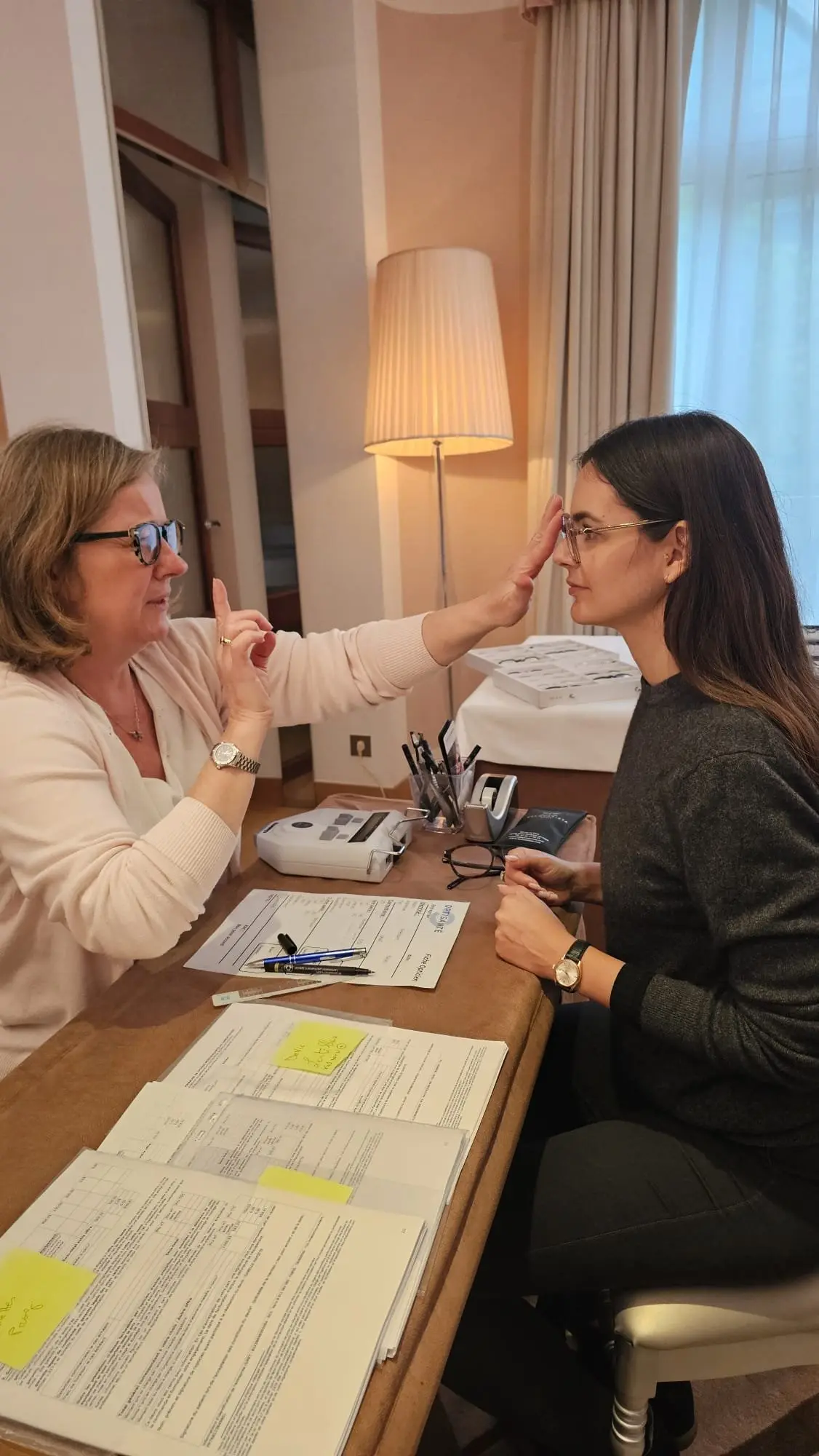 Une opticienne conseille une salariée lors d’une journée Optisanté