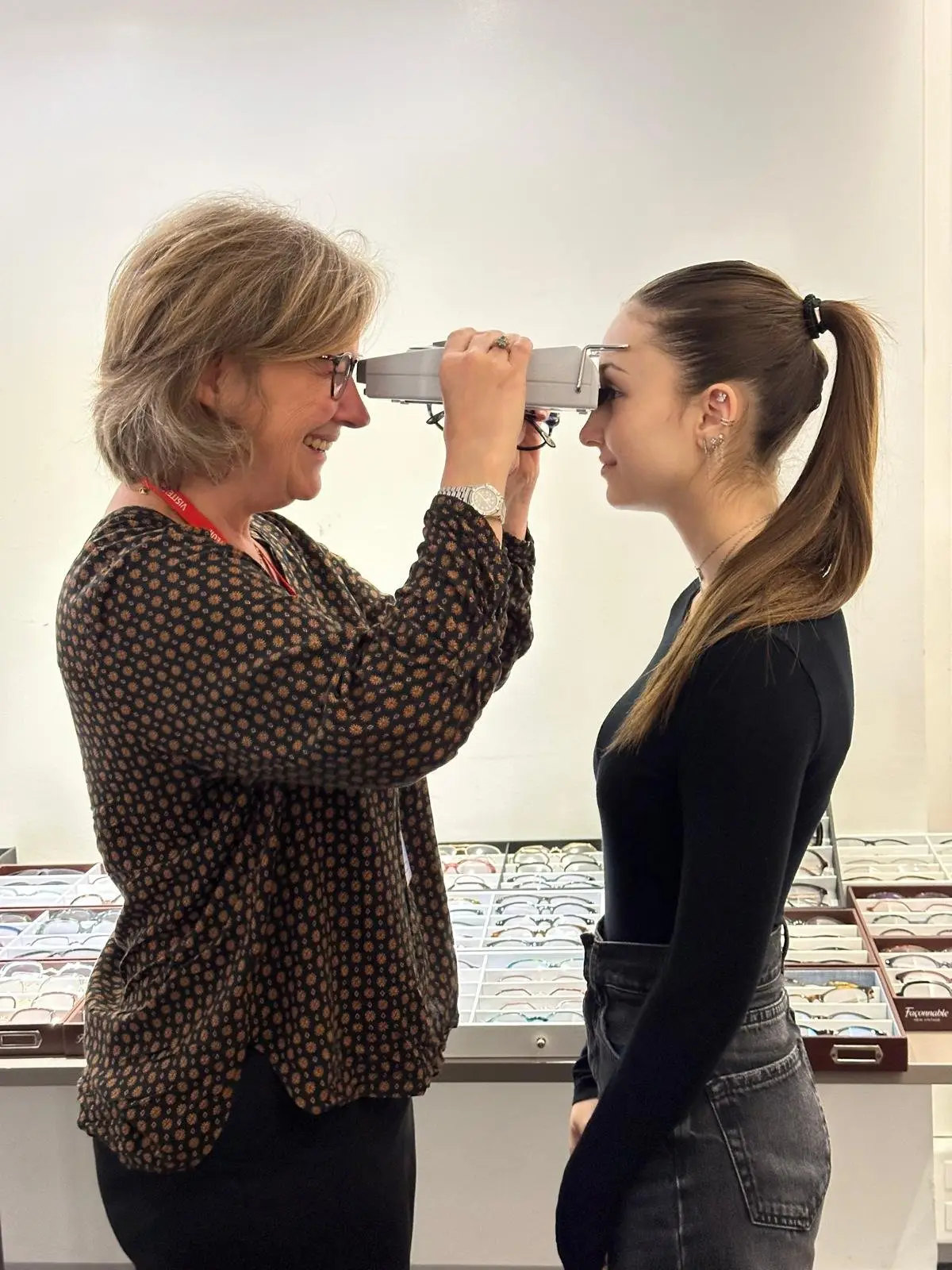 Une opticienne prend les mesures d’une salariée pour centrer ses verres