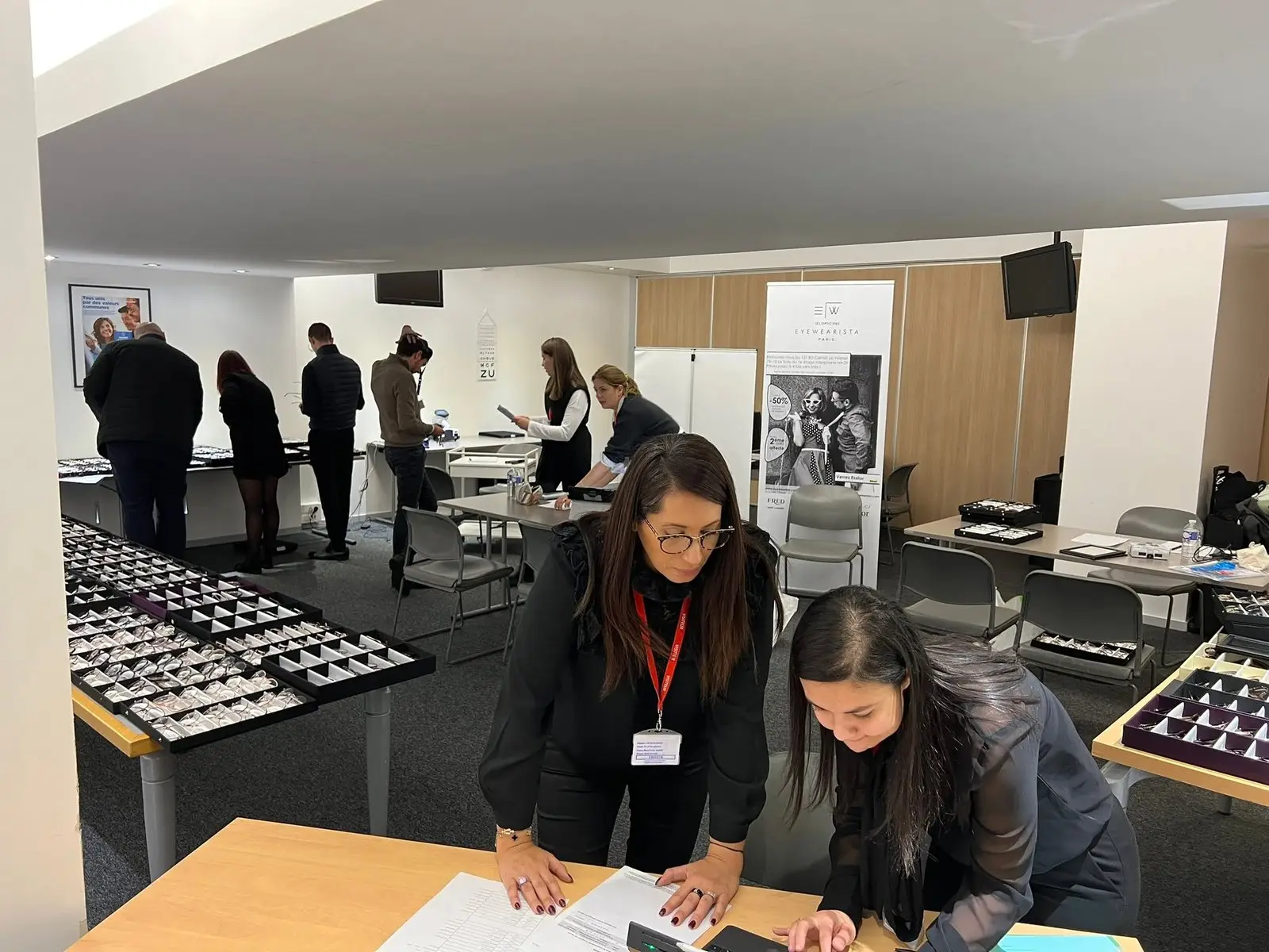 salle-optique-choix-montures - Optisanté Salle optique d’une journée Optisanté : des salariés choisissent leurs montures avec les opticiennes